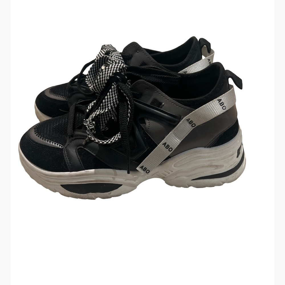 Black and white chunky sneaker